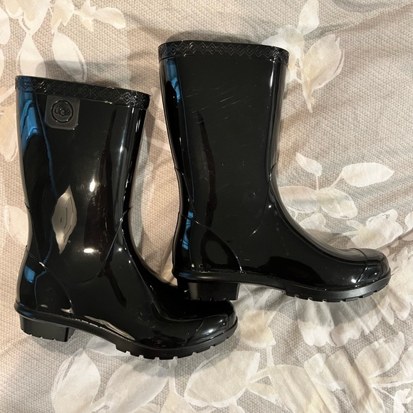 Shiny Black Ugg rain boots - Picture 2 of 2